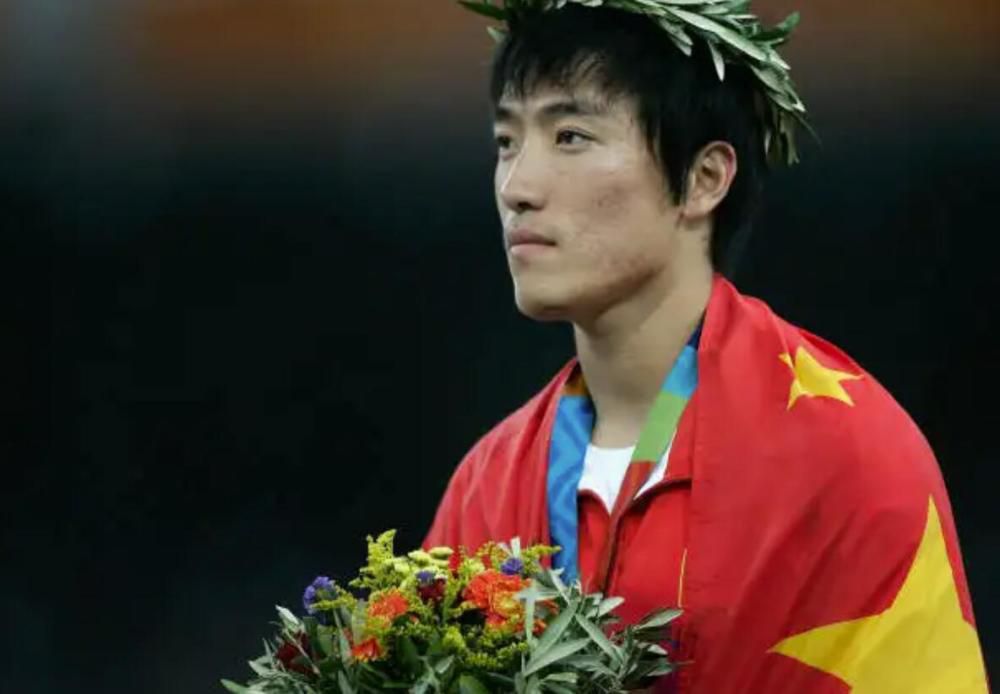邮报：阿诺德与阿迪达斯签下了一份价值2600万英镑的球鞋合同根据《邮报》报道，阿诺德结束了与安德玛的长期合作，与阿迪达斯签下了一份价值2600万英镑的球鞋合同。